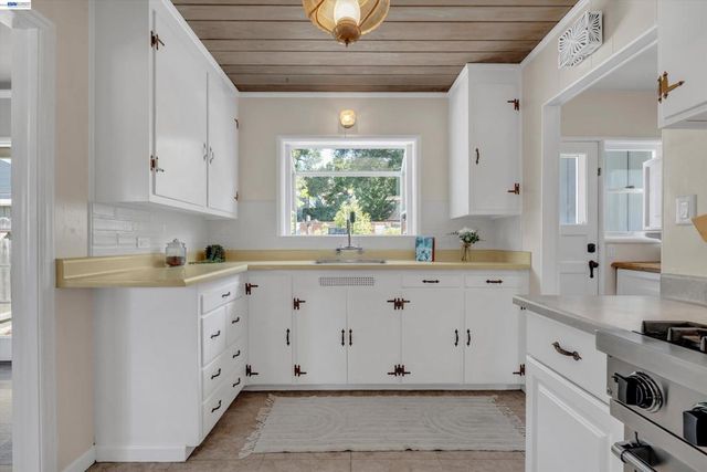 7538 Circle Hill Dr, Oakland, CA 94605