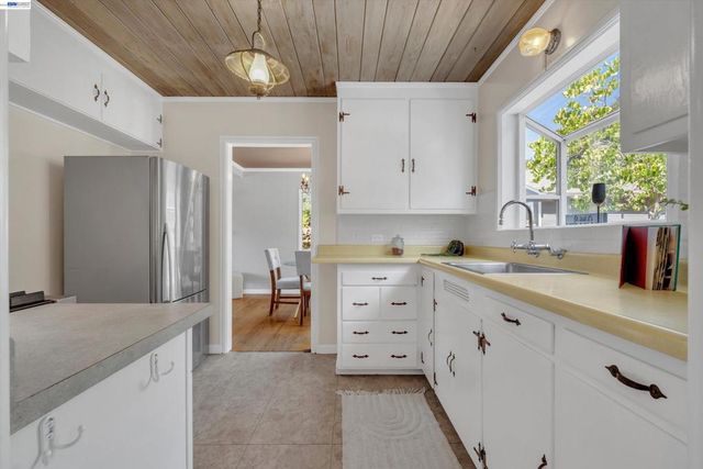 7538 Circle Hill Dr, Oakland, CA 94605