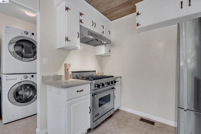 7538 Circle Hill Dr, Oakland, CA 94605