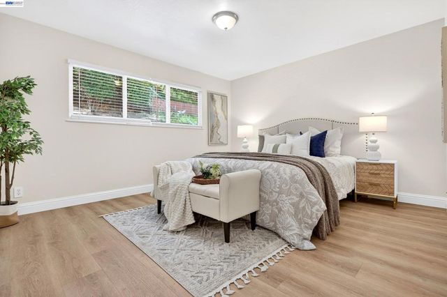 5170 Saddle Brook Dr, Oakland, CA 94619