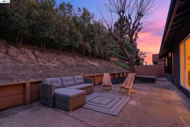 5170 Saddle Brook Dr, Oakland, CA 94619