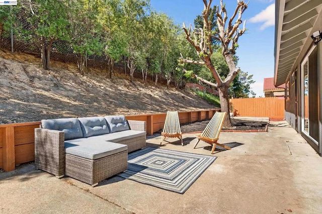 5170 Saddle Brook Dr, Oakland, CA 94619