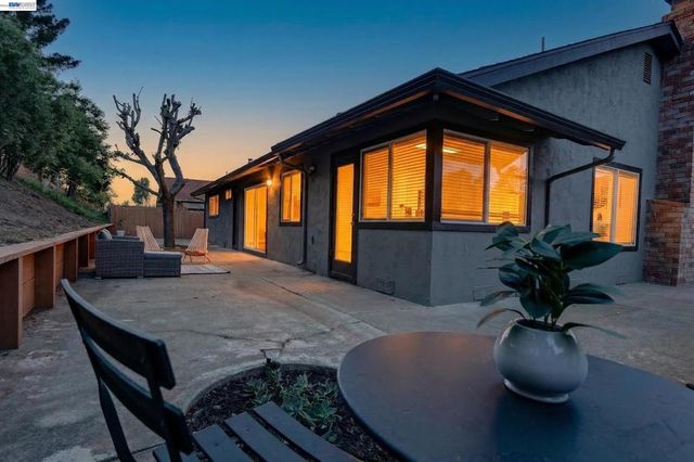 5170 Saddle Brook Dr, Oakland, CA 94619