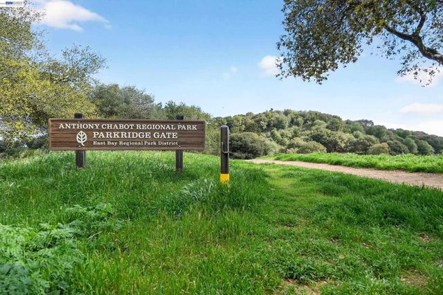 5170 Saddle Brook Dr, Oakland, CA 94619