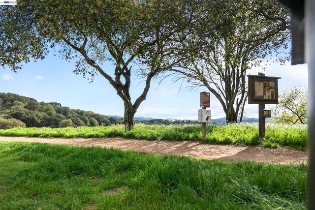 5170 Saddle Brook Dr, Oakland, CA 94619