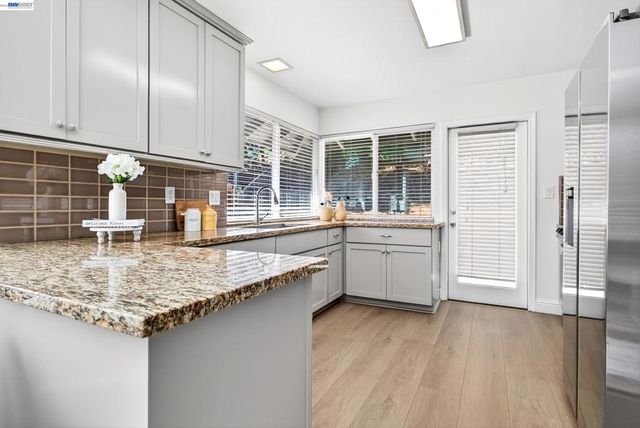 5170 Saddle Brook Dr, Oakland, CA 94619