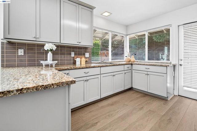 5170 Saddle Brook Dr, Oakland, CA 94619