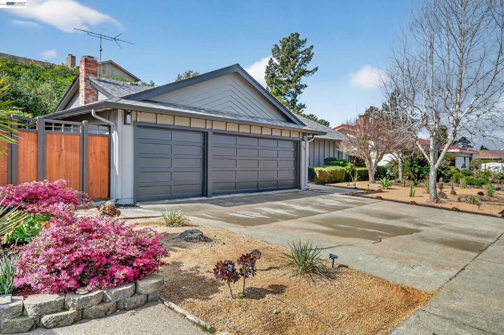 Image 2 of property listing at 5170 Saddle Brook Dr, Oakland, CA 94619