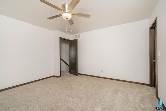 6142 S Bison Pl Place, Sioux Falls, SD 57108