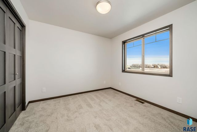 6142 S Bison Pl Place, Sioux Falls, SD 57108