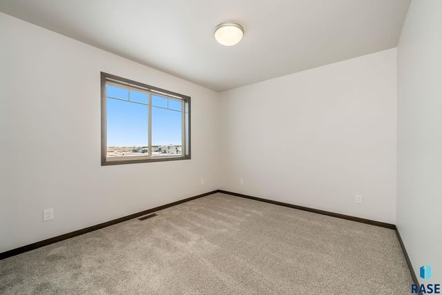 6142 S Bison Pl Place, Sioux Falls, SD 57108