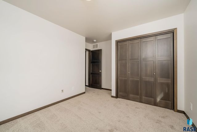 6142 S Bison Pl Place, Sioux Falls, SD 57108