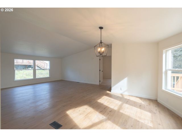 15205 Se MICHELLE Dr, Clackamas, OR 97015