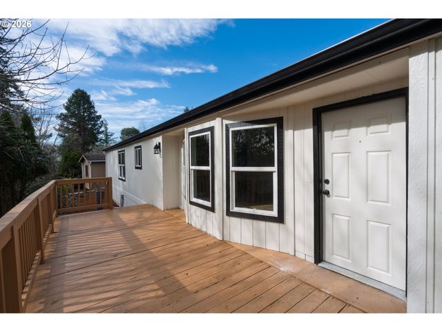 15205 Se MICHELLE Dr, Clackamas, OR 97015