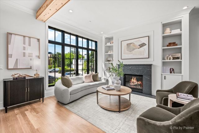 2214 W Oakdale Avenue, Chicago, IL 60618
