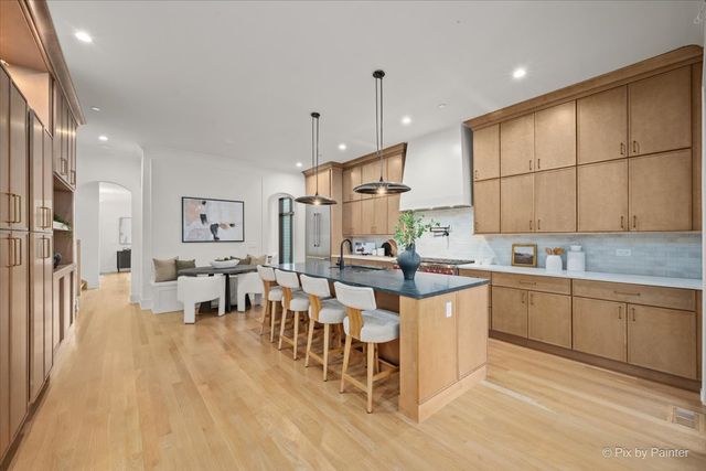 2214 W Oakdale Avenue, Chicago, IL 60618