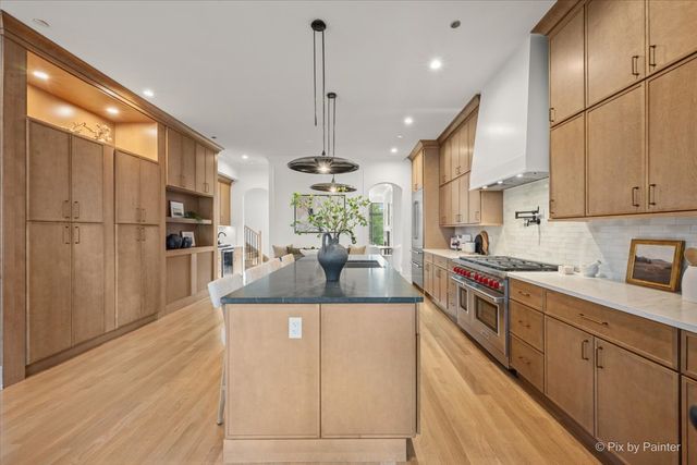 2214 W Oakdale Avenue, Chicago, IL 60618