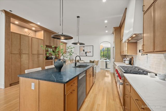 2214 W Oakdale Avenue, Chicago, IL 60618