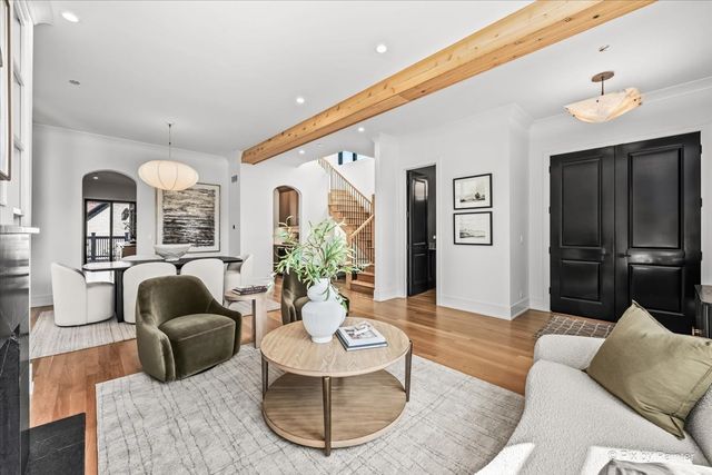 2214 W Oakdale Avenue, Chicago, IL 60618
