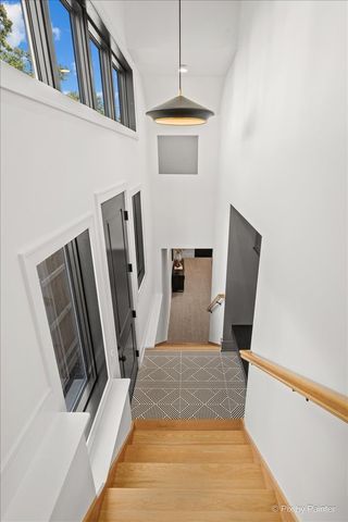 2214 W Oakdale Avenue, Chicago, IL 60618