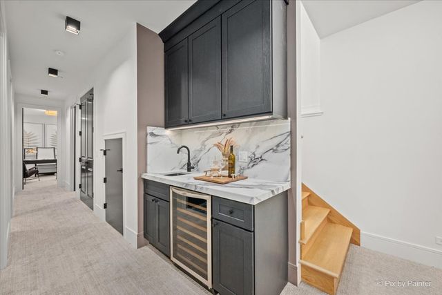 2214 W Oakdale Avenue, Chicago, IL 60618
