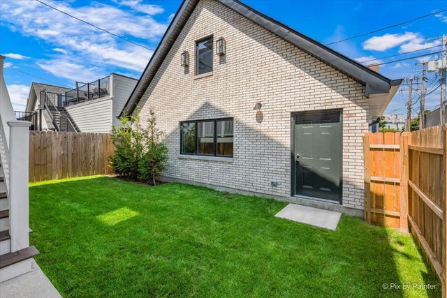 2214 W Oakdale Avenue, Chicago, IL 60618