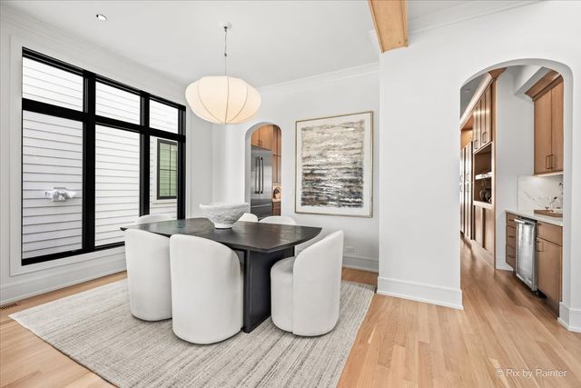 2214 W Oakdale Avenue, Chicago, IL 60618