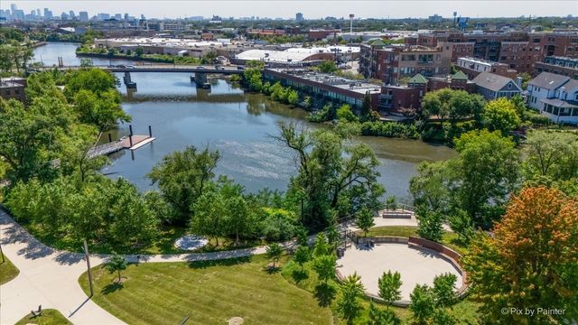 2214 W Oakdale Avenue, Chicago, IL 60618