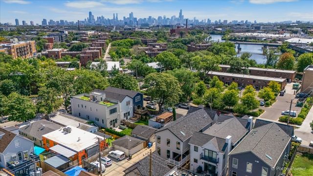 2214 W Oakdale Avenue, Chicago, IL 60618