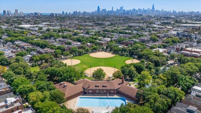 2214 W Oakdale Avenue, Chicago, IL 60618