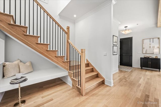 2214 W Oakdale Avenue, Chicago, IL 60618