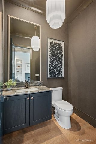 2214 W Oakdale Avenue, Chicago, IL 60618