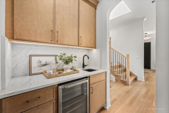 2214 W Oakdale Avenue, Chicago, IL 60618