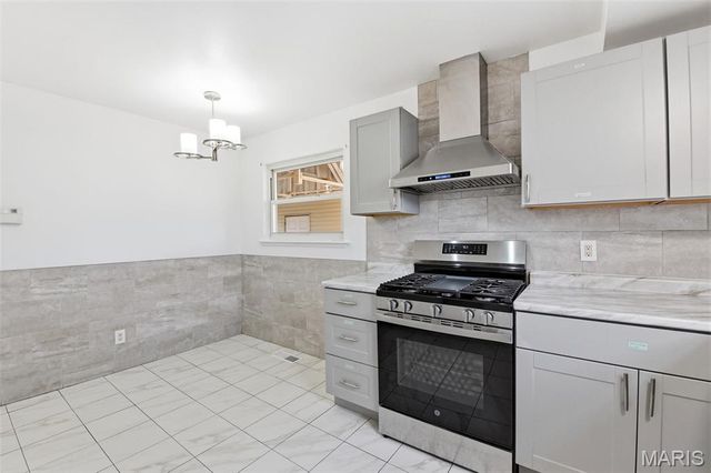 880 Fifth Plaza, Florissant, MO 63031