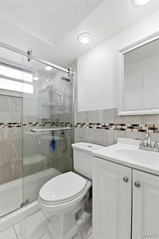 880 Fifth Plaza, Florissant, MO 63031