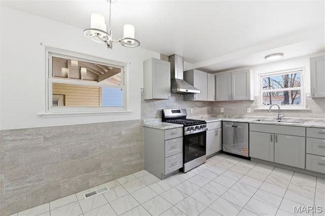 880 Fifth Plaza, Florissant, MO 63031