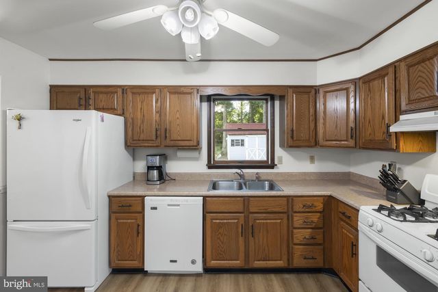 16 HALLECK DR, East Berlin, PA 17316