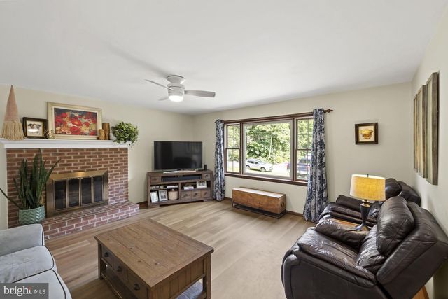 16 HALLECK DR, East Berlin, PA 17316
