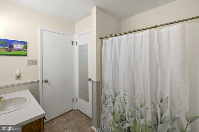 16 HALLECK DR, East Berlin, PA 17316