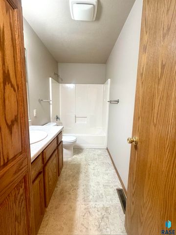 2505 N Vincent Ave Avenue, Sioux Falls, SD 57107