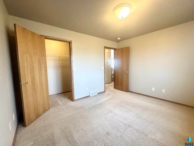 2505 N Vincent Ave Avenue, Sioux Falls, SD 57107