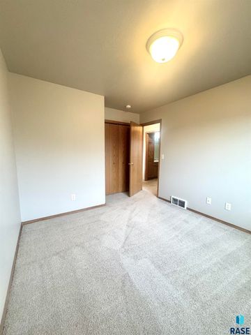 2505 N Vincent Ave Avenue, Sioux Falls, SD 57107