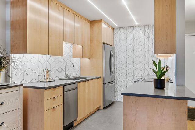 6619 N Sheridan Road 401, Chicago, IL 60626