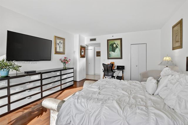 20281 E Country Club Drive 201, Aventura, FL 33180