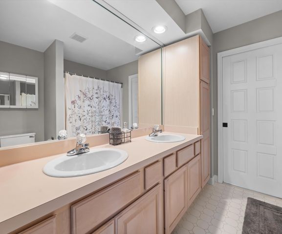 9552 Wall Gene Road, South Lyon, MI 48178