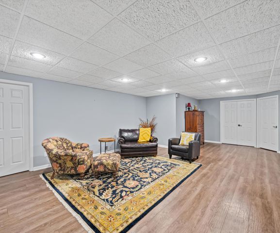 9552 Wall Gene Road, South Lyon, MI 48178