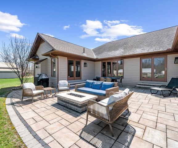 9552 Wall Gene Road, South Lyon, MI 48178