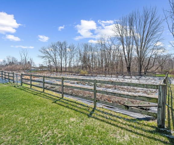 9552 Wall Gene Road, South Lyon, MI 48178