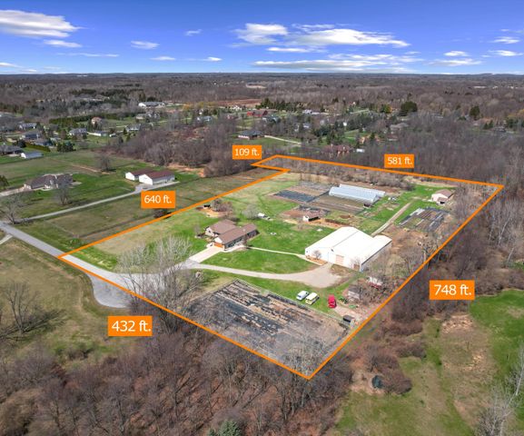 9552 Wall Gene Road, South Lyon, MI 48178