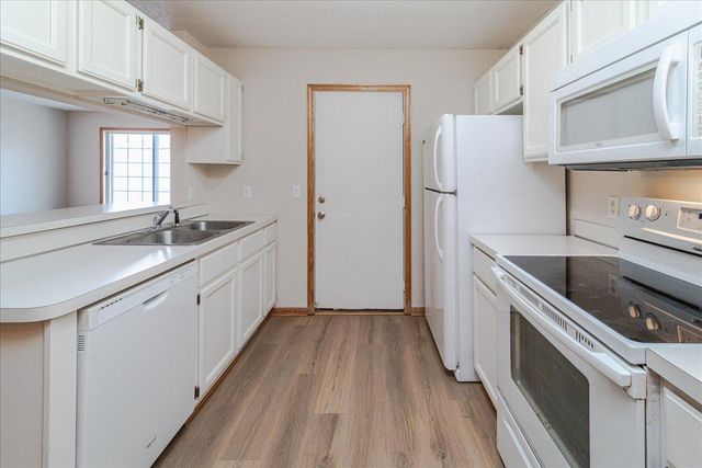 1937 Southcross Drive W 1106, Burnsville, MN 55306